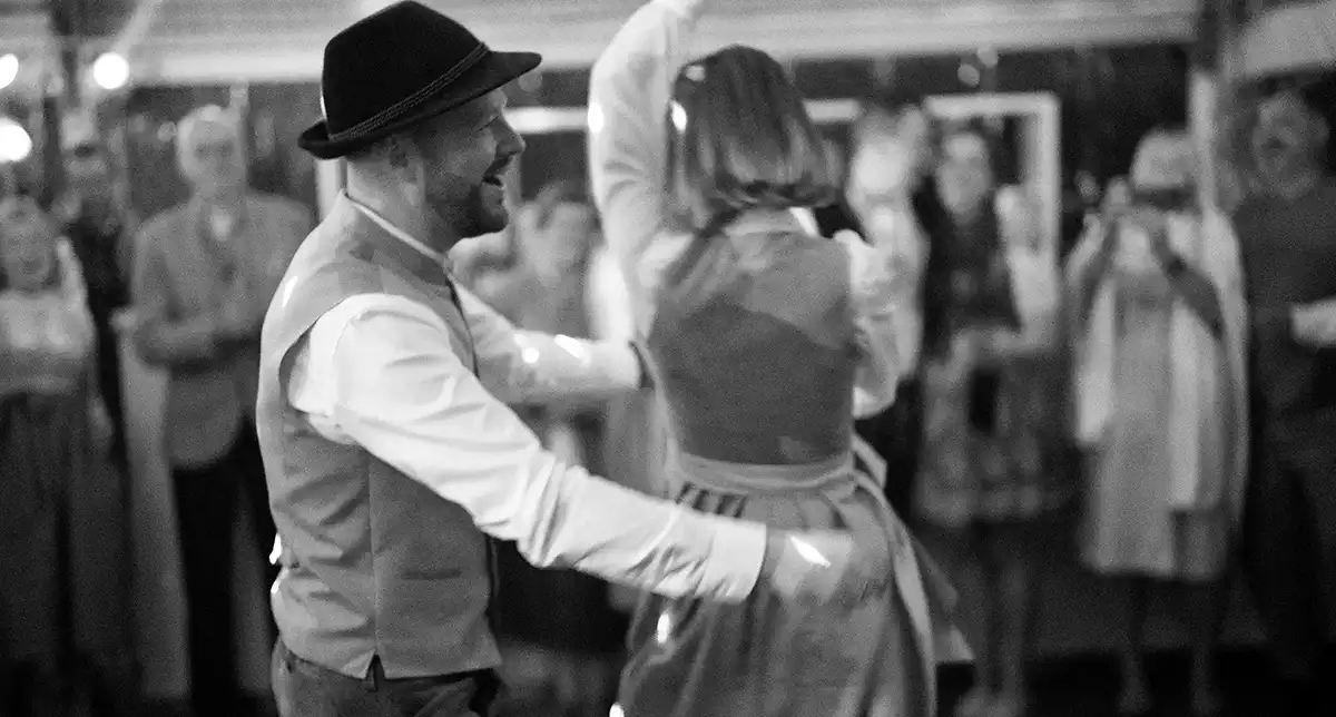 schwarz-weiss Foto eines Brautpaars beim Hochzeitstanz