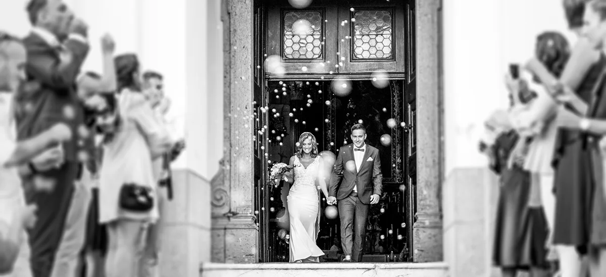 Hochzeitspaar tritt aus Kirche